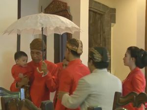 Ketika Jokowi Gendong Cucu di Sela Jualan Dawet Bareng Iriana