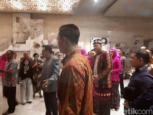 Gagahnya Bobby Berkain Mandailing ke Acara Midodareni Kahiyang