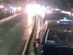 Taksi Tabrak Pembatas Jalan Dekat Gerbang Tol Semanggi
