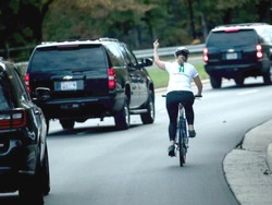 Acungkan Jari Tengah ke Trump, Karyawati AS Dipecat