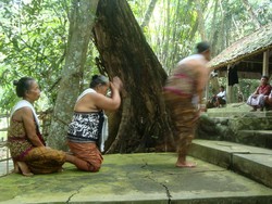 Jelang Vonis MK soal Kolom Agama di KTP, Yuk Mengenal Bonokeling