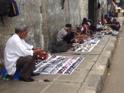 Pak Anies, Trotoar di Jatinegara Juga Dijajah PKL Nih!