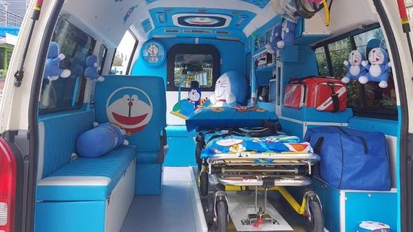 Potret Ambulans Unik Bertema Doraemon dan Minions