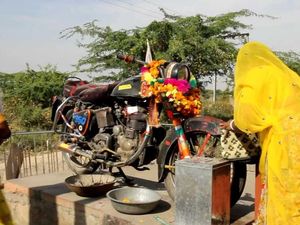 Motor di India Ini Jadi Kuil