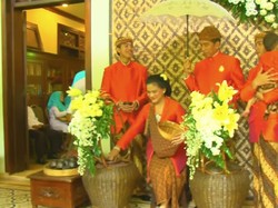 Makna Dibalik Jokowi dan Iriana Jualan Dawet hingga Manfaat Minum Susu Plus Madu