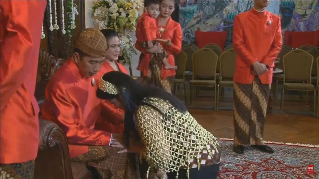 Momen Haru Saat Kahiyang Sungkem dan Mohon Restu ke Jokowi-Iriana Momen Haru Saat Kahiyang Sungkem dan Mohon Restu ke Jokowi-Iriana