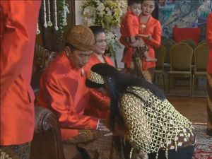 Momen Haru Saat Kahiyang Sungkem dan Mohon Restu ke Jokowi-Iriana