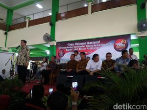 Tiba di Asrama Haji, Luhut Beri Pengarahan ke Relawan Jokowi