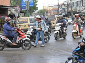 Aksi Udin Mick Jagger Atur Lalin: Gaya Pecah Seribu dan Zig-zag