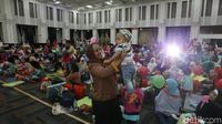 Lucunya Bayi yang Ikut Pijat Massal di Kemenkes