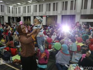 Lucunya Bayi yang Ikut Pijat Massal di Kemenkes