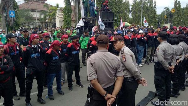 Buruh Cilegon Demo Kenaikan Upah