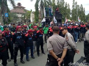 Buruh Cilegon Demo Kenaikan Upah
