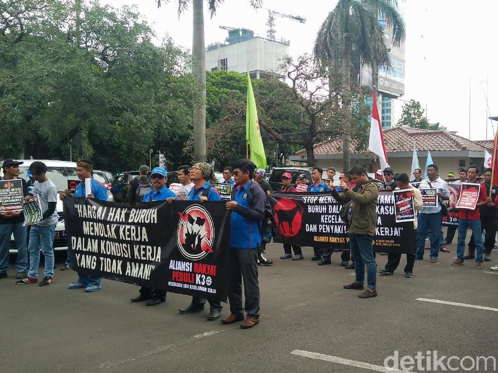 Demo di Kemenaker, Buruh Minta Keselamatan Kerja Diperhatikan Demo di Kemenaker, Buruh Minta Keselamatan Kerja Diperhatikan