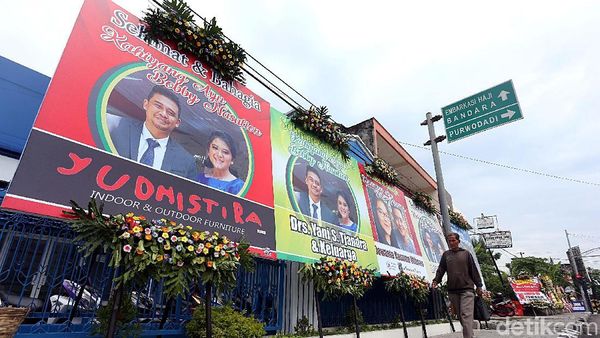 Karangan Bunga untuk Kahiyang-Bobby Terus Berdatangan