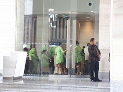 Penuh Senyum, Begini Suasana Siraman Bobby Calon Menantu Jokowi