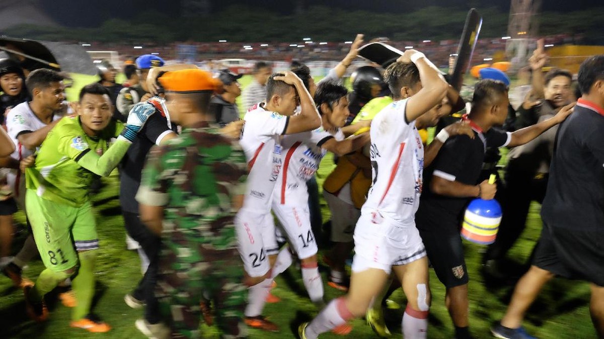 Rusuh suporter PSM Makassar sata menjamu Bali United, Senin (6/11/2017), (Sahrul Manda Tukupadang/nz/Antara)