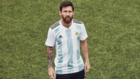 Seragam Argentina untuk Piala Dunia 2018. Tim Tango punya jersey khusus untuk merayakan 125 tahun federasi sepakbola Argentina (adidas)