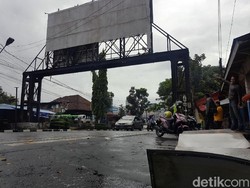 Bruk! Lempengan Besi Reklame Timpa Pemotor di Sukabumi