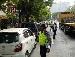 Ruwetnya Parkir di Depan RSUD Soekandar Mojokerto