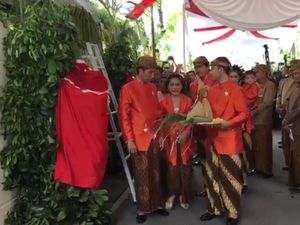 Tampil Serasi dengan Jokowi, Iriana Berkebaya Oranye Saat Pasang Bleketepe