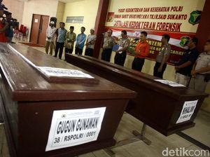4 Jenazah Korban Kebakaran Pabrik Petasan Diserahkan ke Keluarga 4 Jenazah Korban Kebakaran Pabrik Petasan Diserahkan ke Keluarga
