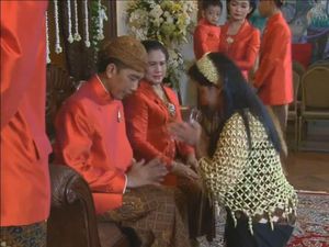 Foto: Jokowi-Iriana Jalani Prosesi Cethik Geni Hingga Sadeyan Dhawet