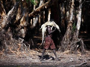 Foto: Beginilah Suku Aborigin Berburu Buaya