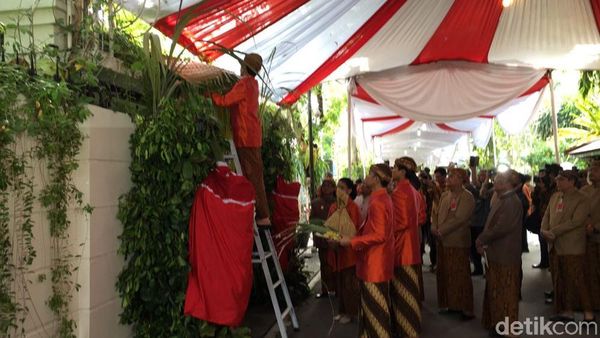 Foto: Momen Jokowi Pasang Bleketepe untuk Pernikahan Kahiyang