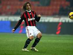 Andrea Pirlo adalah salah satu simbol kekuatan AC Milan, namun kariernya tamat di San Siro setelah kerap ditepikan Massimiliano Allegri. Pirlo akhirnya pindah ke Juventus dan kembali bersinar kala itu. (Foto: Vittorio Zunino Celotto/Getty Images)