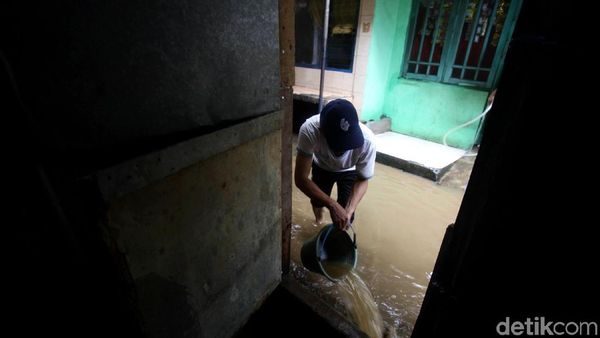 Warga Kebon Pala Bersihkan Lumpur Sisa Banjir