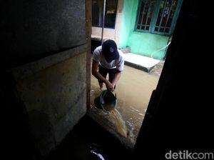 Warga Kebon Pala Bersihkan Lumpur Sisa Banjir