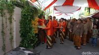 Foto: Gaya Cetar Keluarga Jokowi dengan Seragam Pernikahan Oranye
