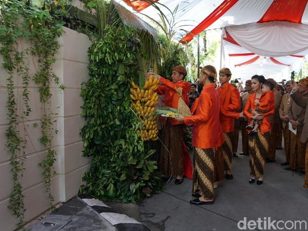 Foto: Gaya Cetar Keluarga Jokowi dengan Seragam Pernikahan Oranye