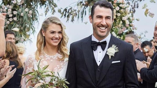 Indahnya Pernikahan Kate Upton: Pakai Naked Dress Hingga di Atas Tebing