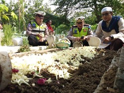 Polisi Berdoa dan Tabur Bunga di Makam Dedy