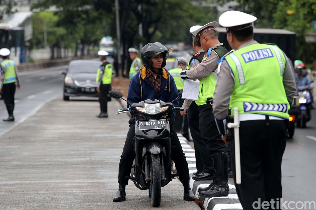 Pelanggar Operasi Zebra 2017 MeningkatSejumlah polisi melakukan Operasi Zebra 2017 di kawasan Senen, Jakarta Pusat, Selasa (07/11/2017). Jumlah penindakan yang dilakukan polisi di wilayah Jakarta dan sekitarnya dalam Operasi Zebra Jaya 2017 selama 6 hari meningkat sebesar 47 persen dibandingkan tahun sebelumnya. Penindakan tersebut berupa penilangan dan teguran.
