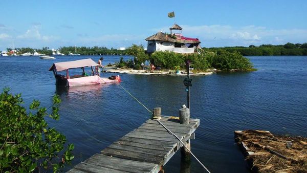 Foto: Pulau Ini Terbuat dari Ratusan Ribu Botol Plastik