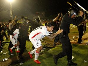 Tentang Kericuhan di Laga PSM vs Bali United