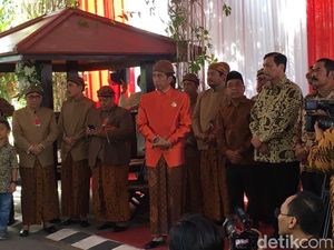Pasang Bleketepe, Jokowi Tampil Fresh dengan Beskap Oranye Terang