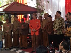 Pasang Bleketepe, Jokowi Tampil Fresh dengan Beskap Oranye Terang