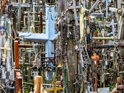 Kisah Bukit 100.000 Salib di Eropa