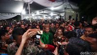 Relawan Berjejalan Saat Masuk ke Rumah Jokowi