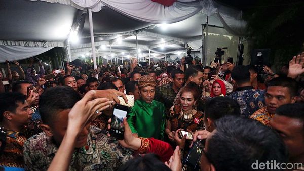 Relawan Berjejalan Saat Masuk ke Rumah Jokowi
