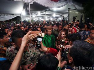 Relawan Berjejalan Saat Masuk ke Rumah Jokowi