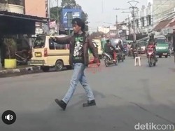 Viral! Pria Dijuluki Mick Jagger Atur Lalin di Bandung
