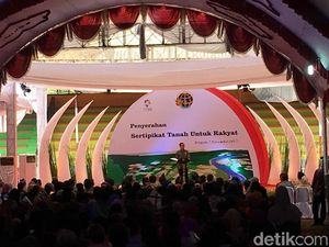 Bagikan Sertifikat Tanah, Jokowi: Yang Dulu-dulu Hanya Simbolis