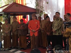 Berbeskap Oranye, Jokowi Siap Pasang Bleketepe di Rumahnya
