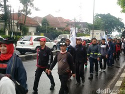 Tolak Upah Murah, Buruh Jabar Aksi Long March ke Jakarta