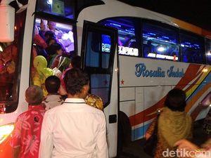 Relawan Rela Berjubel Naik Bus ke Midodareni Kahiyang Relawan Rela Berjubel Naik Bus ke Midodareni Kahiyang